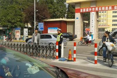 淮陰公安分局創(chuàng)新設(shè)置“可變護(hù)欄”，精準(zhǔn)破解校園門前交通頑疾